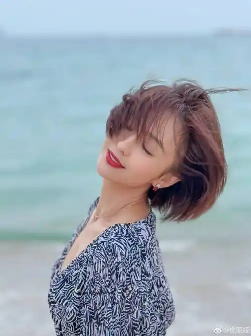 佟丽娅甜笑亮相情人节,身材竟然比少女还窈窕?网友!