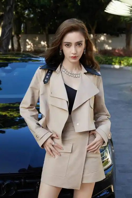 杨颖(angelababy)晒出车内大写真,蓬松的卷发搭配卡其色外套气场十足