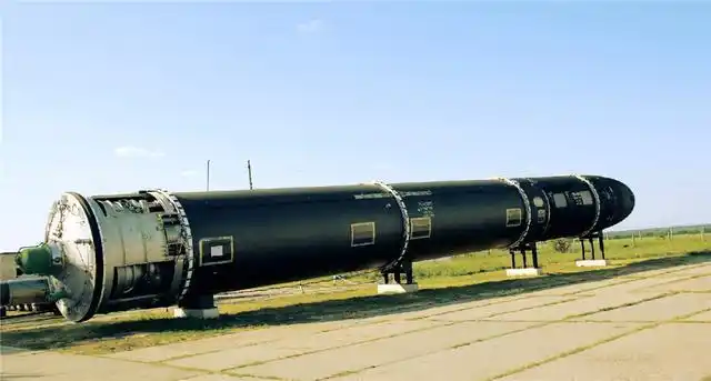 中国首次试射导弹"巨浪-3"射程一万两千公里,可携带多个核弹头