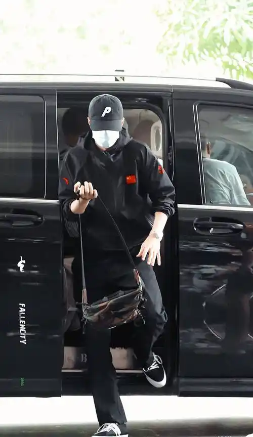 王一博最新机场私服造型全套安踏allblack穿搭强势又帅气