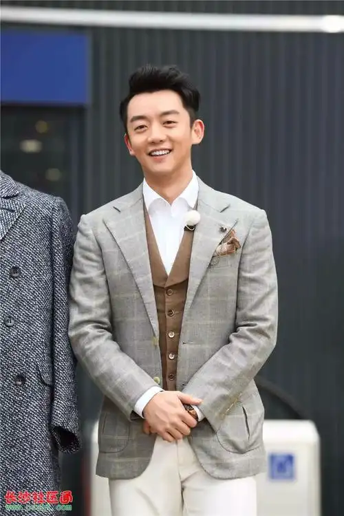 郑恺一雪前耻竟获selina"表白"? 兄弟团拍卖"男子气概"_八卦_长沙社区