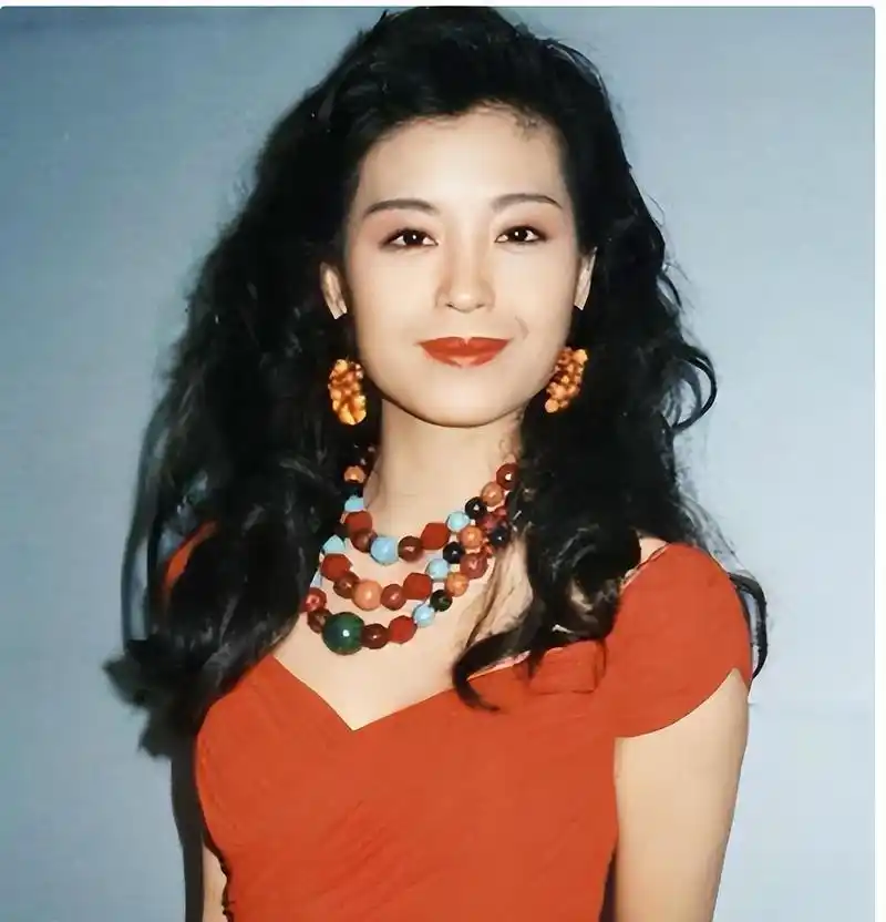 伍咏薇:从悲惨寡妇到一线女星的传奇人生 在娱乐圈中,伍咏薇的名字