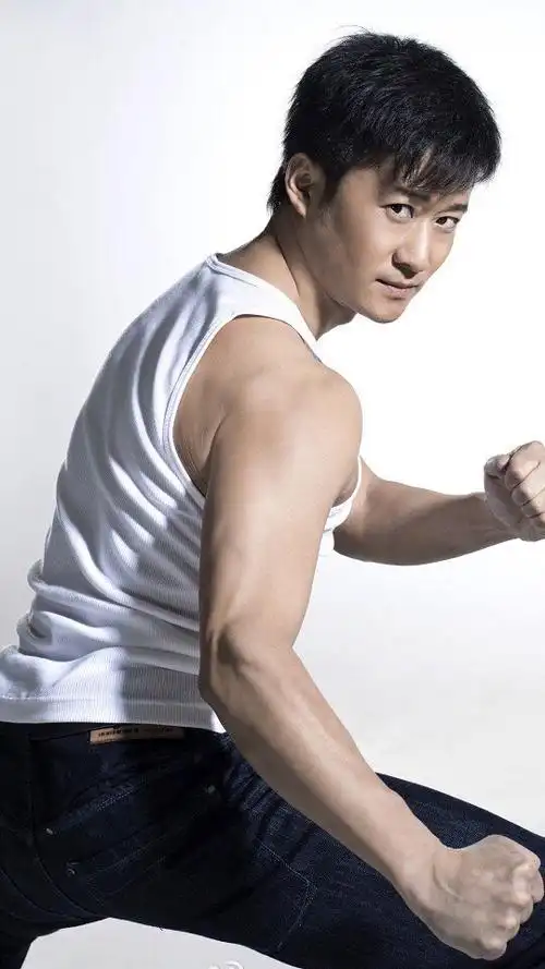 吴京还原太空失重表情包#帅气的气质男神吴京来了