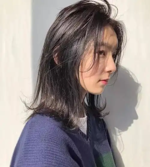 那不妨试试中长发吧,今天介绍4款相关的发型,百搭又好看,而且也不挑人