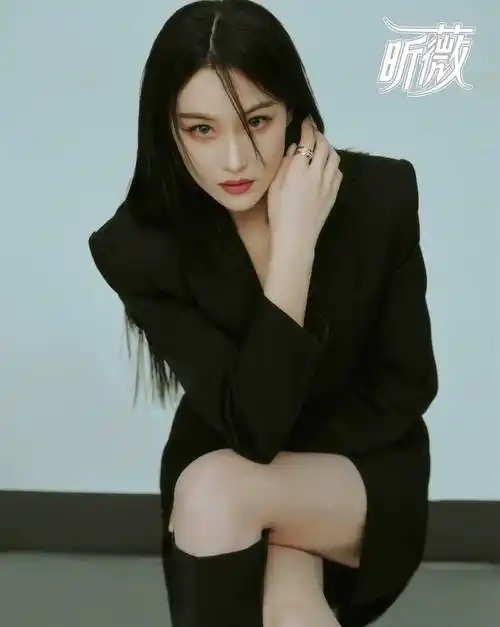 张馨予《昕薇》封面,穿抹胸下身失踪身材火辣,太美了_黑色_时尚_西装