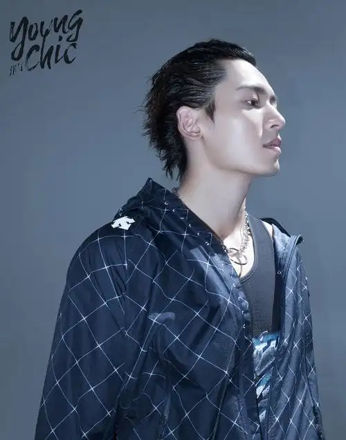 张哲瀚清冷气质大片曝光 眼神完成细节张力