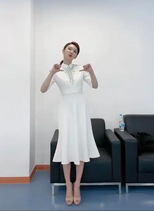 主持人龙洋晒照扭动身姿秀小蛮腰却被裙摆线头抢镜