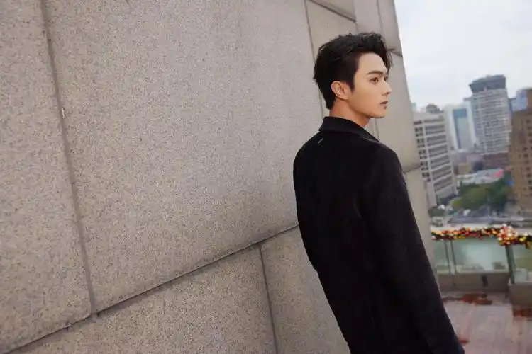 许凯时尚品牌圣诞活动写真黑西装秀胸肌荷尔蒙满满