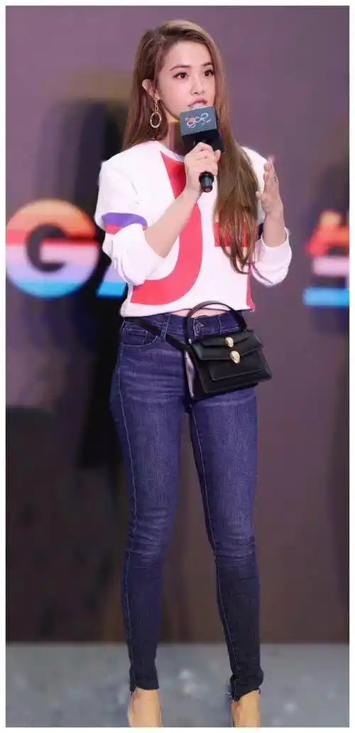 蔡依林有歌后的嗓音,却没1米6的身高,她会穿显腿长的裤子_牛仔裤_上衣