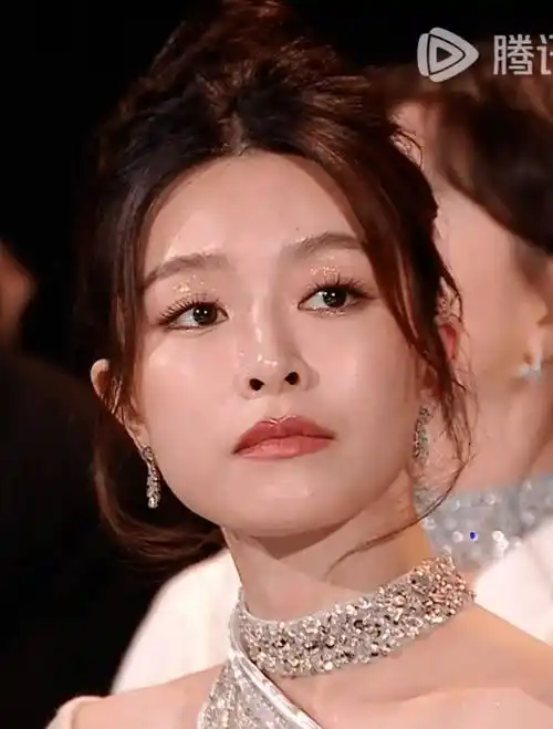 星光大赏明星怼脸生图:唐嫣苹果肌抢镜,金晨嘴歪,迪丽热巴妆太浓_眼睛