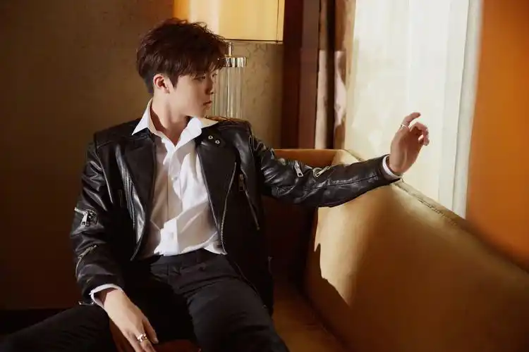 分享一组陈立农图片给大家,图中的明星图片壁纸会点缀你的电脑桌面