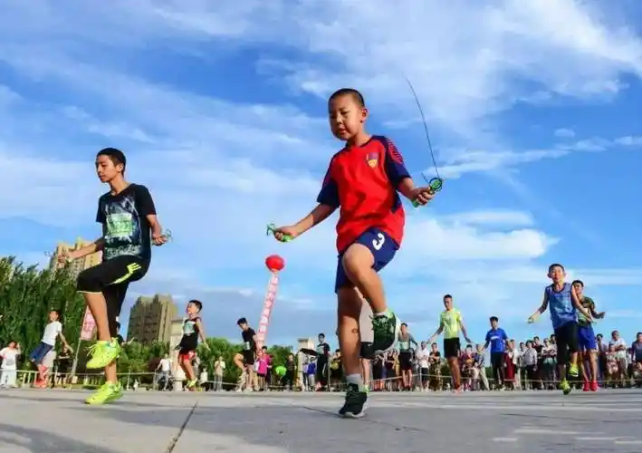 【人民日报】让青少年爱上体育享受运动_活动_培训_读者