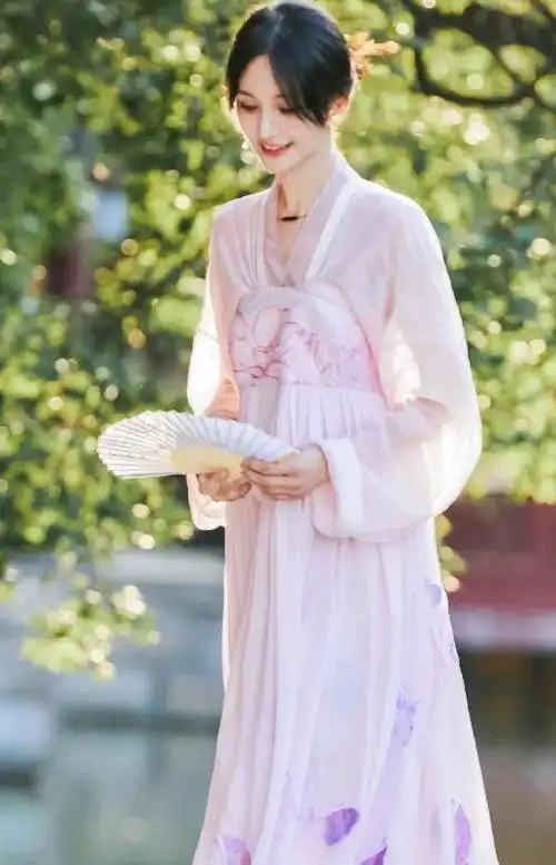 郑爽是有多瘦?穿旗袍还要系腰带,看清用啥系的:眼光真不敢恭维