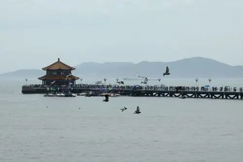 青岛旅游欢乐季开启 美女海边自拍清新女神范儿