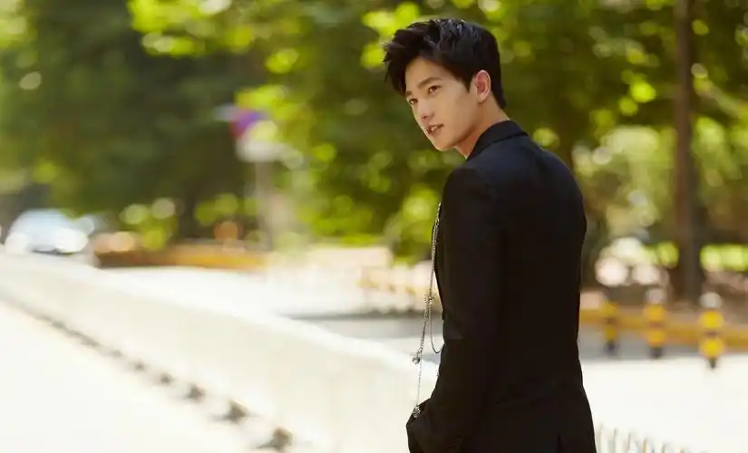 杨洋曝文艺街拍穿复古西装徜徉于绿荫之下