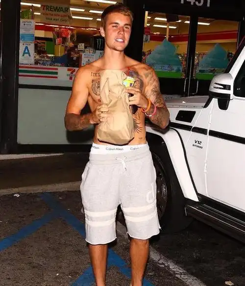 justin bieber最新洛杉矶街拍justin bieber最新洛杉矶街拍justin