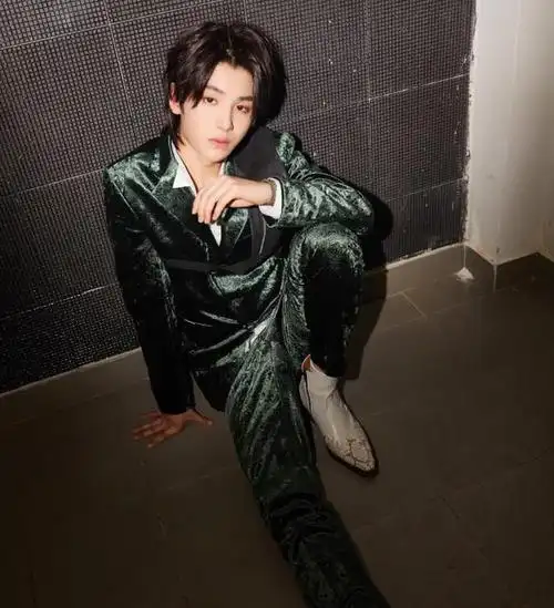 黄明昊的裤子比丝袜还要薄穿上小腿全看到了反而好看了一丢丢