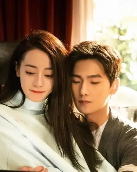 郑爽杨洋十指紧扣逛街同框(杨洋微博很早就透露喜欢热巴)