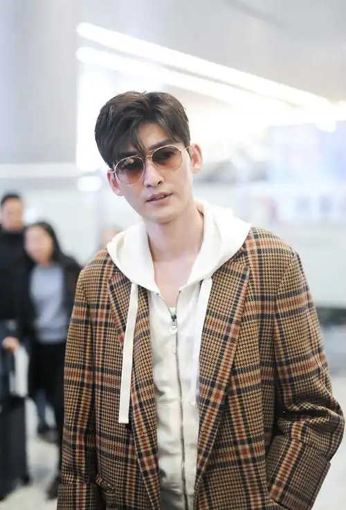 张翰穿格纹大衣搭配白色连帽衫现身机场气场十足帅气逼人