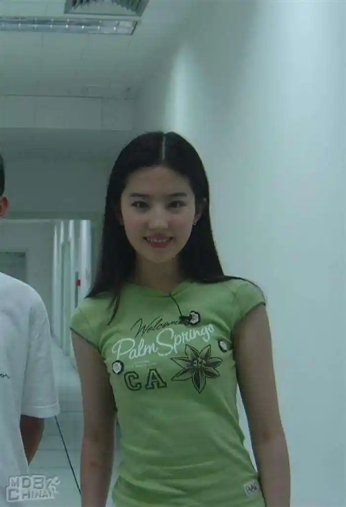 刘亦菲私服丑出新境界,神颜都差点没拯救回来!