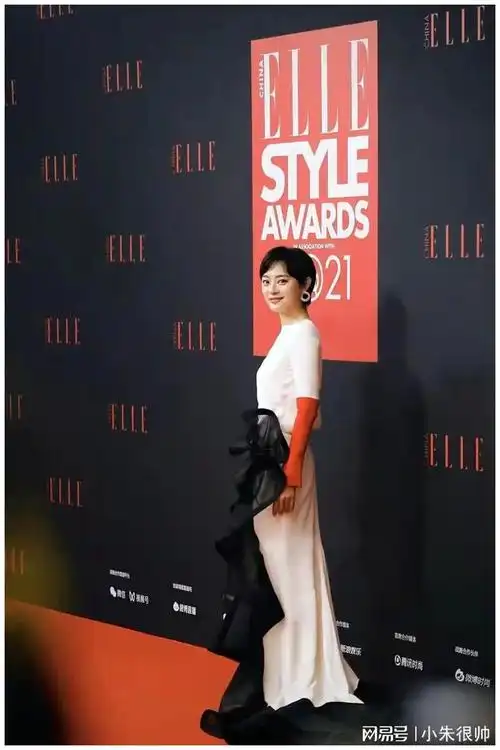 首先我们要保证整身配色的主次关系,所以看看孙俪的这身造型,全身白色