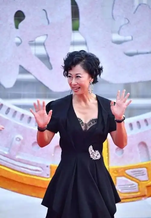 60岁叶倩文仍然精神奕奕穿泡泡袖黑裙露出蕾丝内搭女人味十足