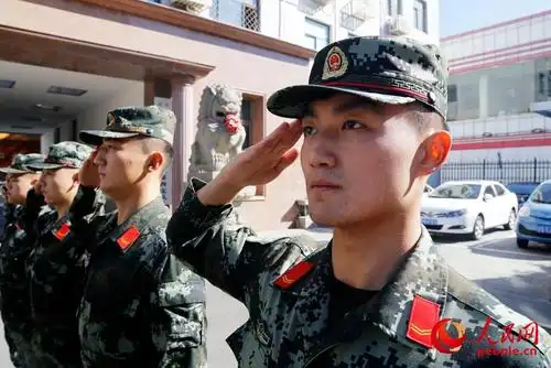 老兵庄严敬礼.姜润邈摄