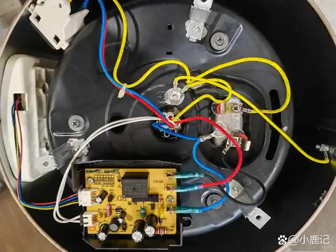 苏泊尔的电炖锅.