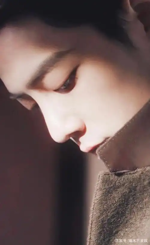 肖战"提前入秋",这组秋冬大片目光太深情,让人很难不心动