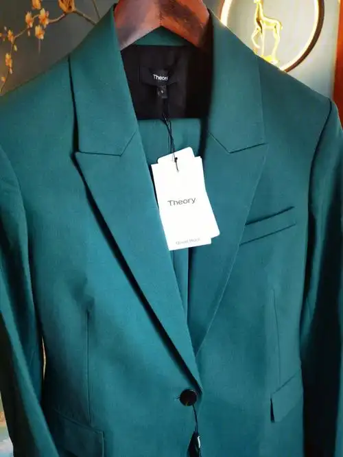 了全羊毛面料的驼色西装套装搭配起来感觉还挺不错的第四套是国货tie