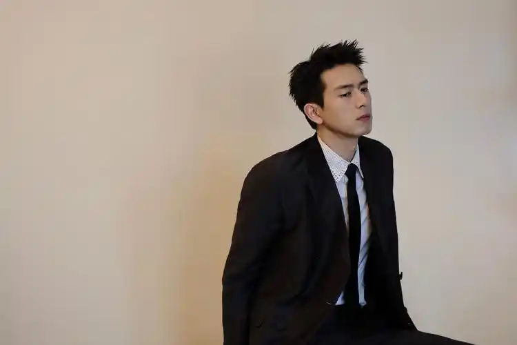 李现 黑色西装搭配烫钻衬衫,绅士帅气