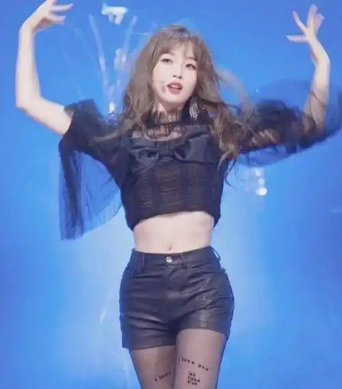 虞书欣太大胆,外穿黑丝胸罩半露酥胸若隐若现,网友:晃得眼睛疼