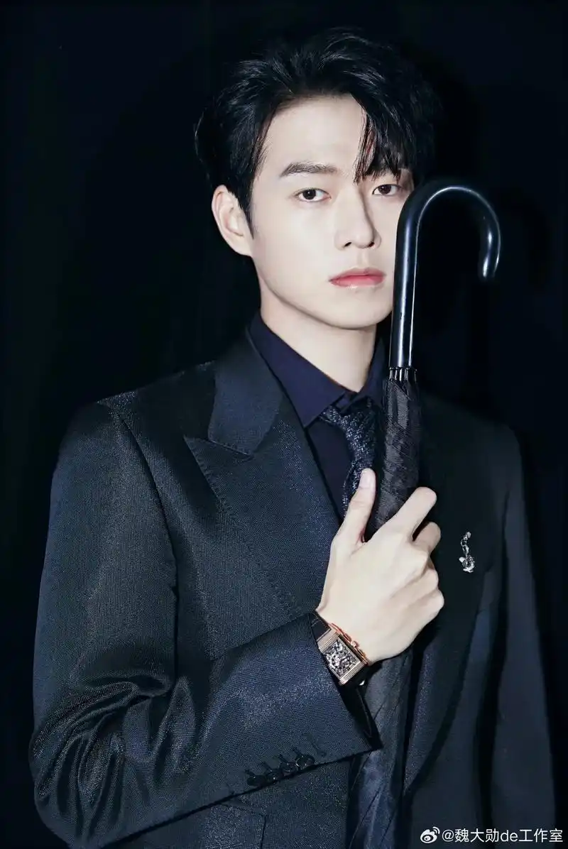 魏大勋elle红毯造型出图#elle风尚大典 #魏大勋 #西 - 抖音
