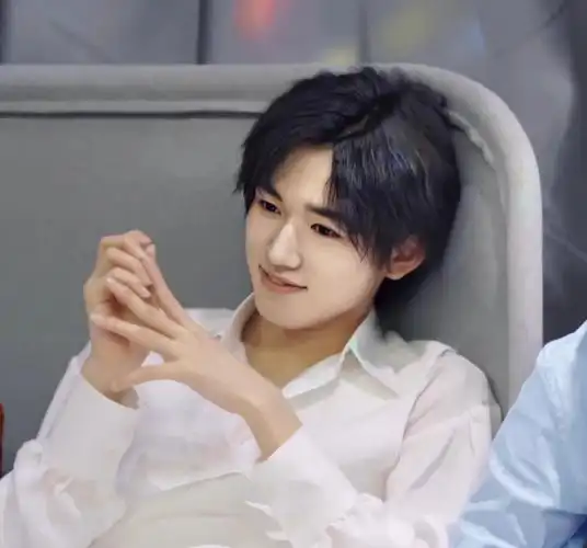 宋亚轩这么好看的手手是真实存在的吗