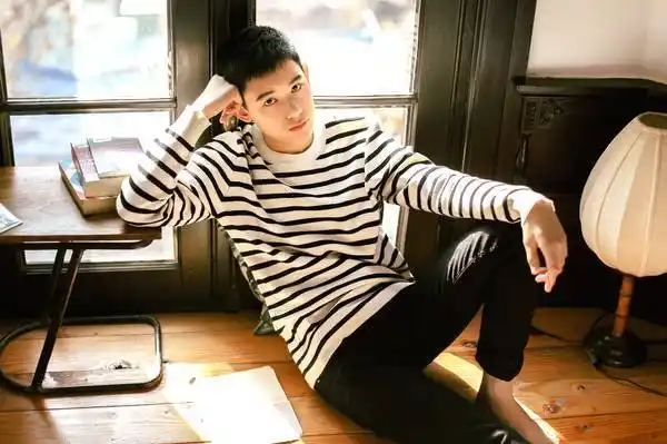 展开全部 电视剧《老男孩》中的萧唅由胡先煦扮演.