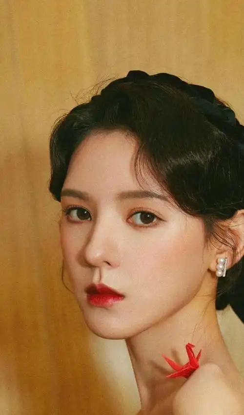 张予曦沐于月色之下犹如美神降临