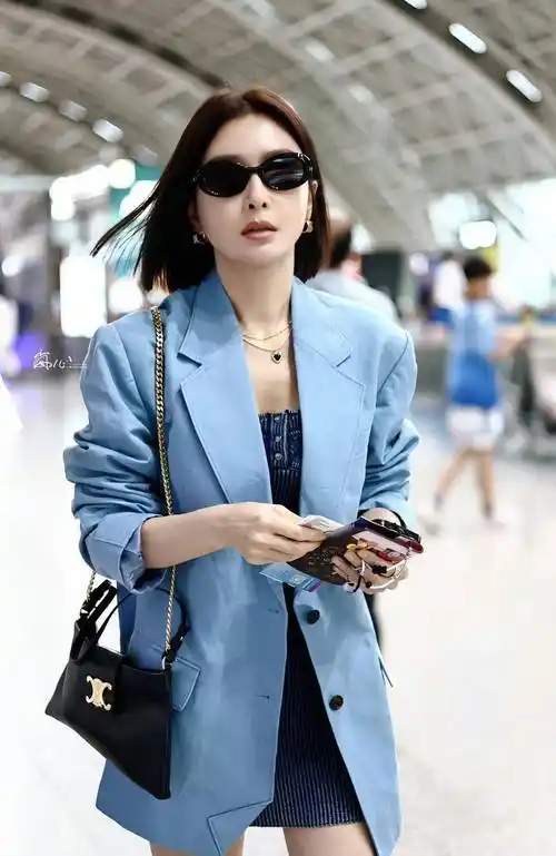 秦岚又带火了一种穿搭,叫"上面去上班,下面去约会",时髦养眼_西装