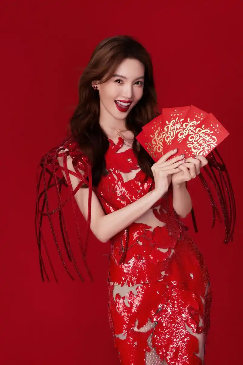金晨身穿红色镂空连衣裙的新年穿搭,红红火火的造型别出心裁, 肤白貌