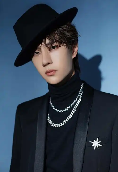 王一博黑色礼帽2560x1440分辨率查看