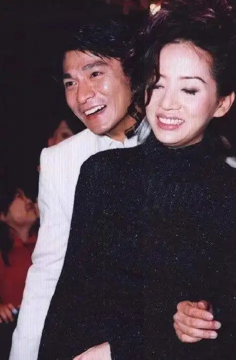 刘德华妻子朱丽倩:为爱躲藏23年,46岁高龄生子,如今苦尽甘来