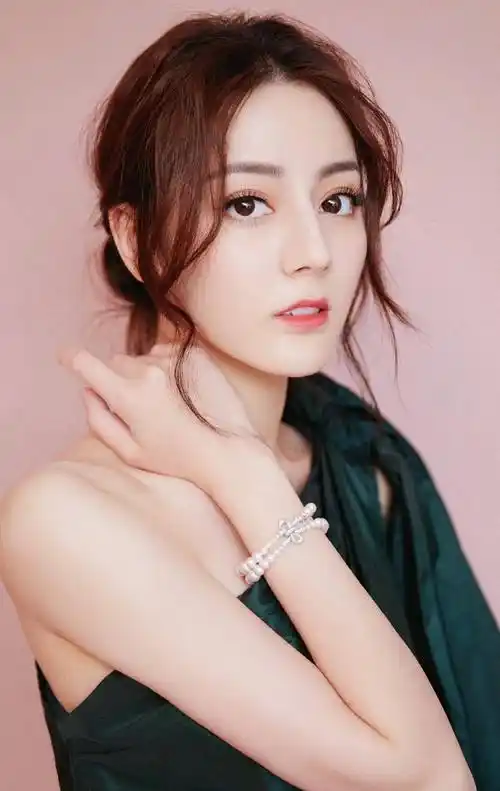 在拿到《克拉恋人》剧组的邀约时,23岁的迪丽热巴还有一些惶恐,她不