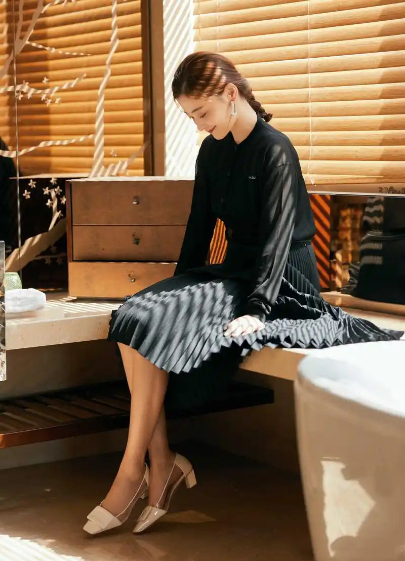 梅婷侧颜太美了,44岁风采不减当年,穿百褶裙美出了新高度