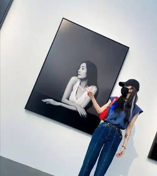 杨幂逛街气质出众,路人没认出杨幂,上前勇敢搭讪被拒_穿着_网友_男子