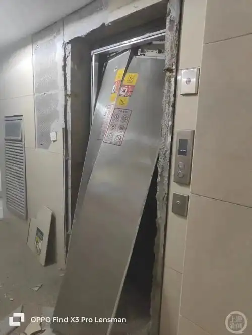 据说这是事发现场电梯门因爆炸脱落.