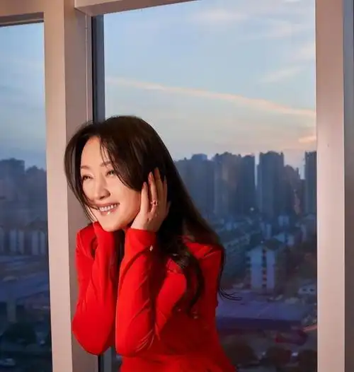 杨钰莹终究是老了,在美颜下看似年轻,但还是暴露了