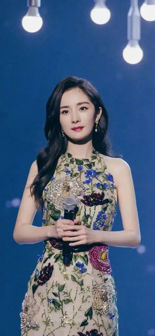 杨幂花朵镂空裙穿搭手机壁纸