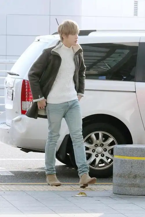 exo-吴亦凡(kris),黑色麂皮羊羔毛大衣 白色高领麻花毛衣 saint