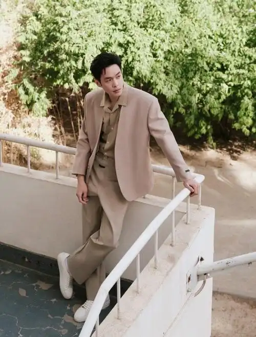 张若昀春日大片##张若昀驼色西装