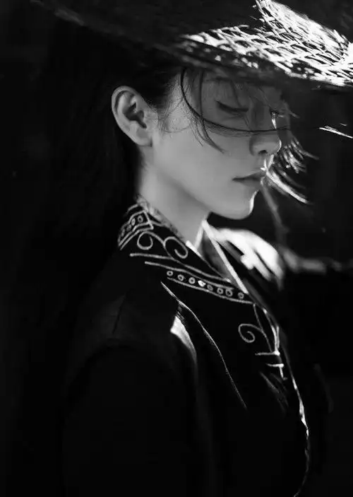 艾海提,在最新拍摄的黑色古风侠客大片里,一袭阔版黑衣尽显神秘,动静