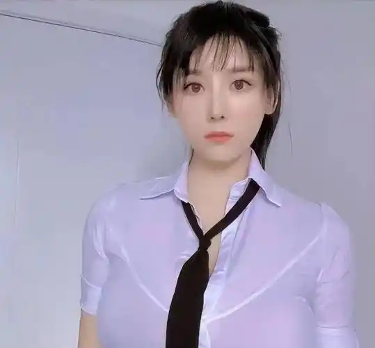 "桃花女郎"刘太阳晒出美照,体重130斤臀围100cm,网友:太馋了